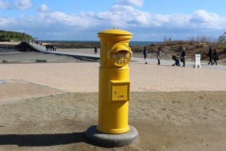 02.黄色いポストの写真