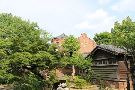 22.日本庭園と西洋建築の写真