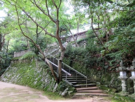 10.石垣の上にある拝殿の写真