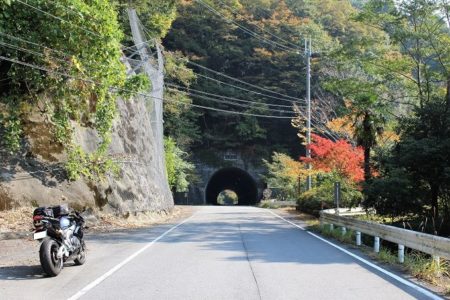 08.トンネルの前での写真