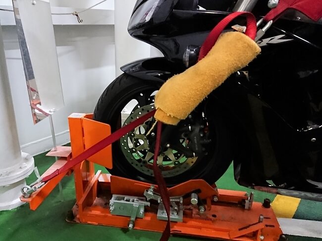04.バイクを固定する器具の写真