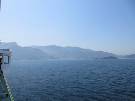 09.フェリーから見える小豆島の写真