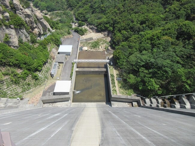 22.吉田ダム(天端)から下を見下ろした写真