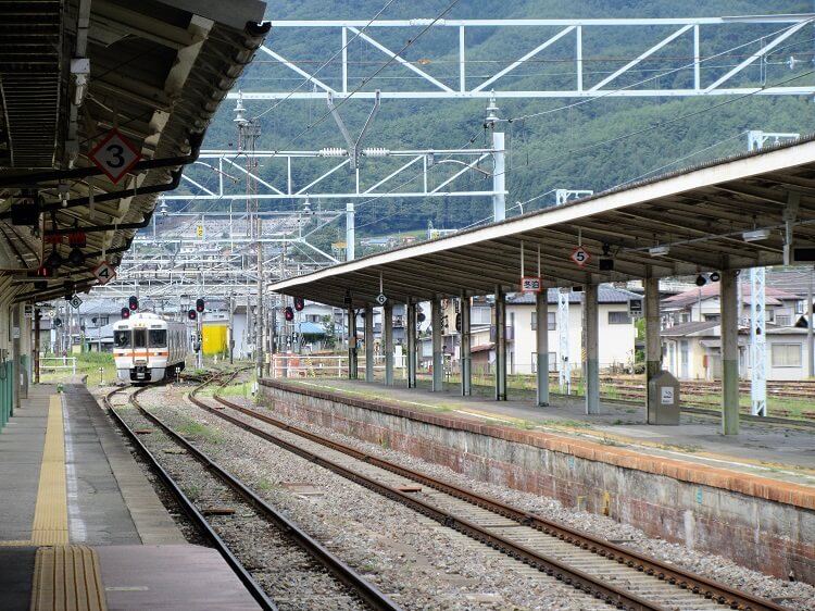 1.辰野駅に入線する列車の写真