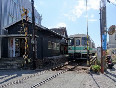 西御坊駅と列車の写真