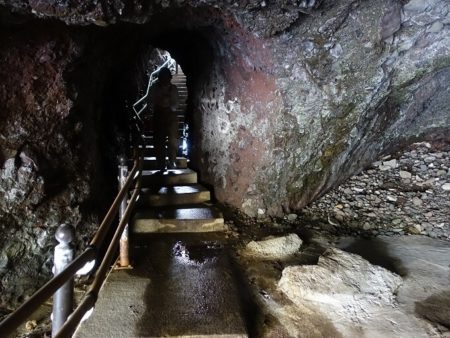 洞窟内の狭い所の写真