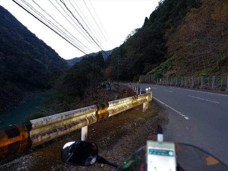 国道２１９号線(薄暗いダム湖沿い)の写真