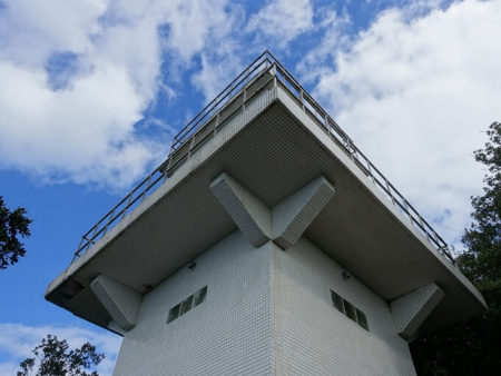 宮崎ノ鼻灯台を下から見た写真