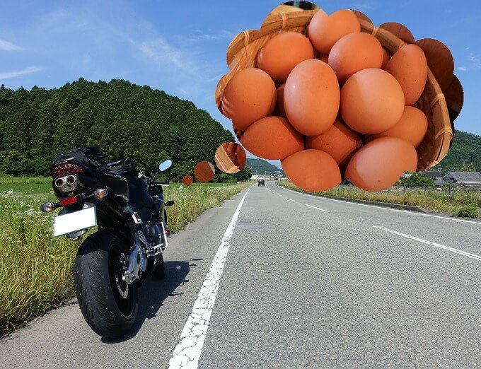 卵かけご飯を想像しながら走るCBRの写真
