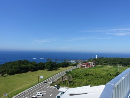 観光タワーから見下ろした潮岬灯台方面の写真