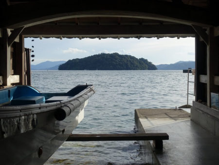 舟屋額縁の中の青島の写真