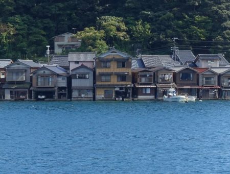 海に浮かんでいる様に見える舟屋の写真