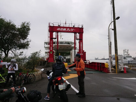 姫路港から小豆島行きフェリーへ乗船する写真