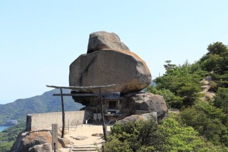 小瀬石鑓神社の御神体として祀られている巨岩だという写真
