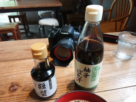 小豆島名産のヤマロク醤油とポン酢の写真