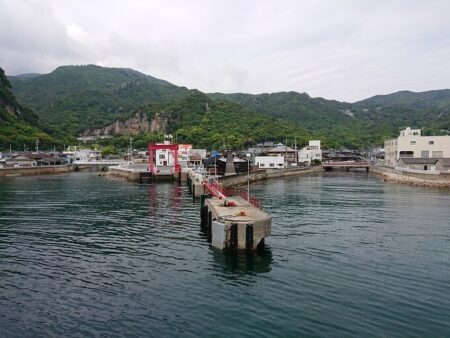 小豆島は福田港へ着岸する写真