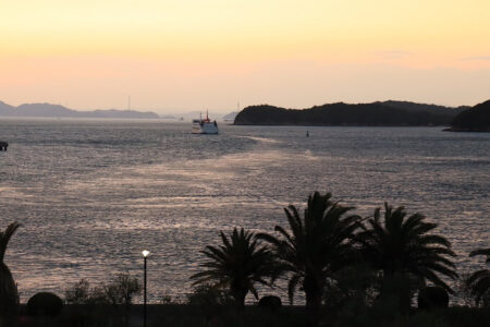 土庄港から夕暮れの中を航行する小豆島フェリーの写真