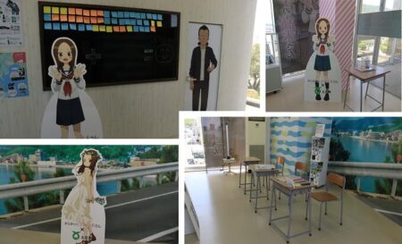 学校の黒板や机で教室の演出や高木さん等身大パネルの写真