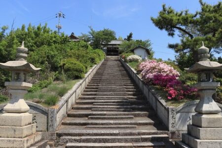 富丘八幡神社拝殿への続く階段下からの写真