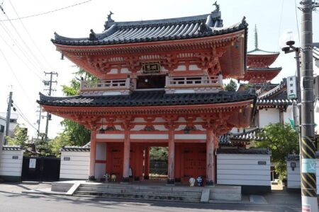 西光寺の朱色の門の写真