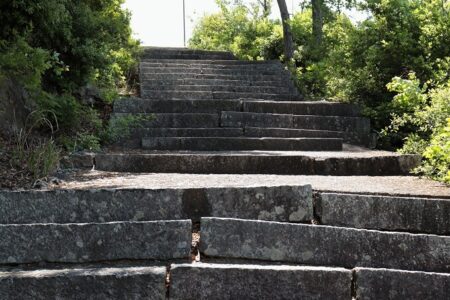 富丘八幡神社表参道の足場の悪い所の写真