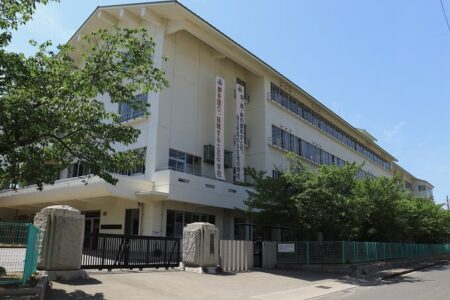 土庄町立中学校正門付近アニメシーンに良く登場するアングル写真