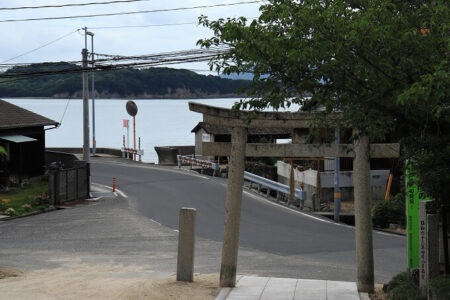 鹿島明神社参道からみた県道２５４号線の写真