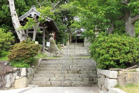 鹿島明神社の参道から拝殿を見上げた写真