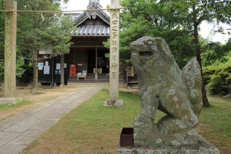狛犬を入れて写した鹿島明神社拝殿の写真