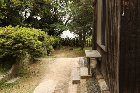 鹿島明神社で高木さんが良く座っていた踏み台の写真