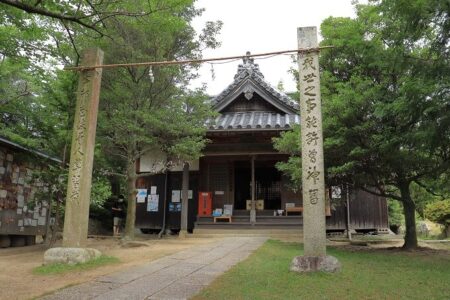 鹿島明神社拝殿を正面にした写真