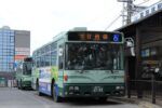 富田林駅に停車中に甘南備行き表示の金剛バスの写真