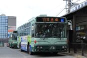 富田林駅に停車中に甘南備行き表示の金剛バスの写真