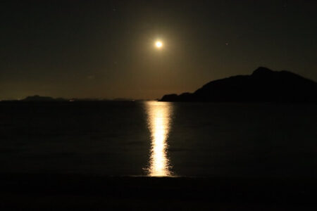 月が出ている日の吉田キャンプ場から見る海の写真