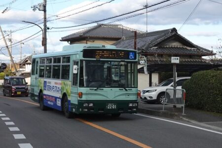 上佐備バス停を通過する金剛バスの写真