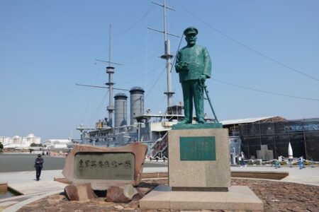 三笠公園内にある東郷平八郎の銅像の写真
