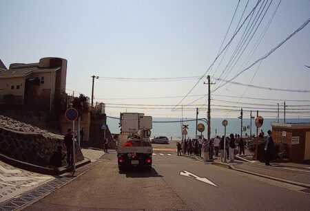 江ノ電の有名な撮影スポットの踏切の写真