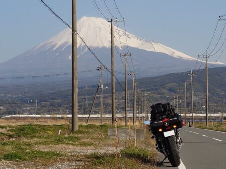 内陸側に聳え立つ雄大な富士山とCBRの写真