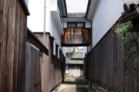 小路を跨いで繋がっている所の写真