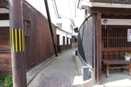 「まちや館」横の小路へ入る写真