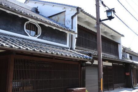 二階の高さが低い町家めだつ写真