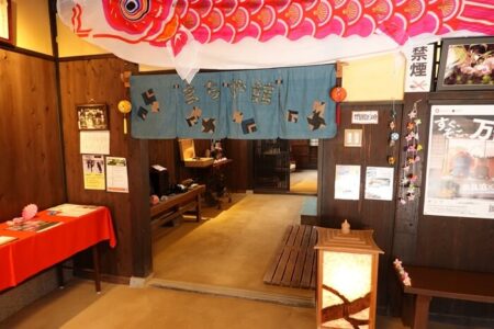 まちや館土間からみた写真