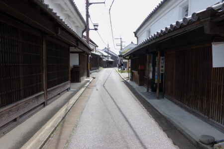 重厚ある町家が通りに面して建ち並ぶ写真