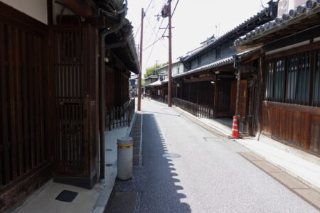 重厚ある町家が通りに面して建ち並ぶ写真