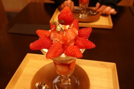 大野屋Cafeことほぎさんの苺パフェの写真