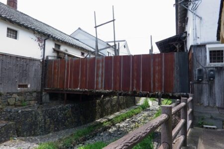 川を跨いで繋がっている写真