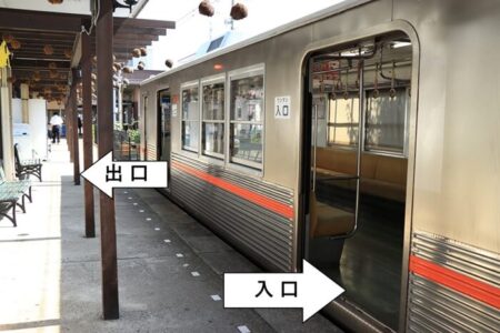 途中の駅で乗り降りする際は前の車両のドアしか開かない写真