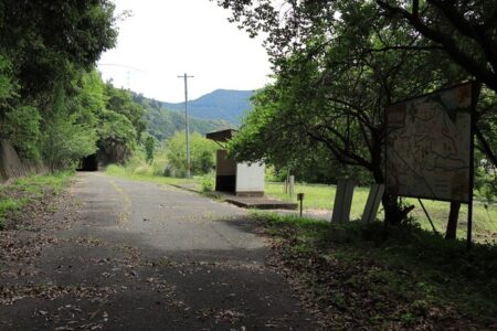 路線バスの名残が残る賀名生バス停付近の写真