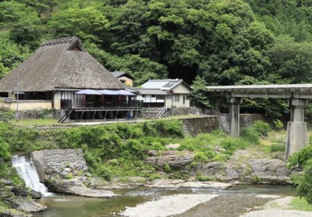 幻の新五鉄道コンクリート橋と堀家住宅の写真