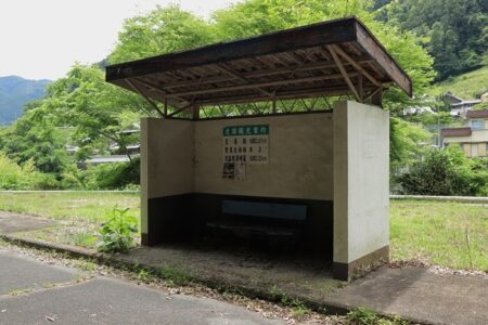 映画「萌の朱雀」ロケ地となったバス停の写真
